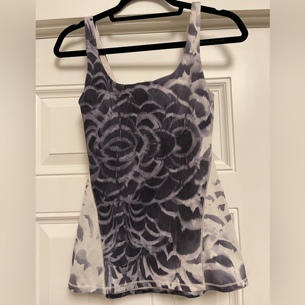 Lululemon tank in black/white, size 6